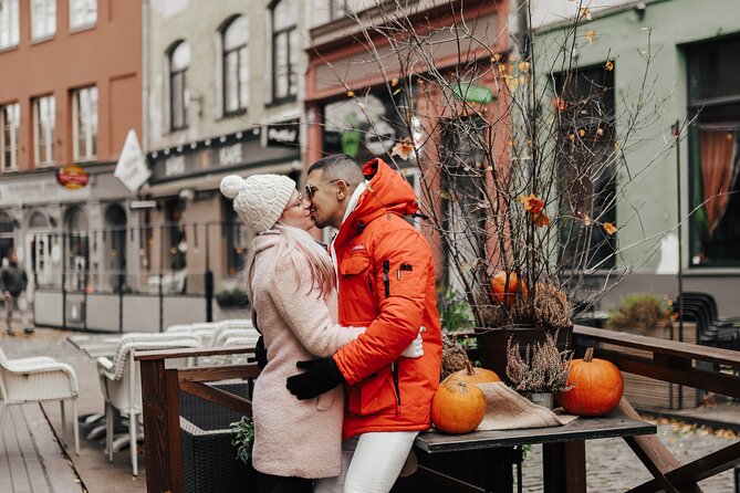 1H Private Photoshoot in Old Town of Riga - Riga Christmas photos with a personal touch