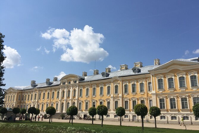 2 countries! Hill of Crosses, Rundale Palace and Bauska castle - The Guide Makes the Difference