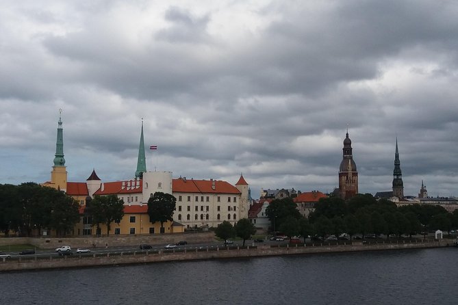 Old Riga Walking Tour / Riga Altstadt Spaziergang - Freedom Square and the Freedom Monument