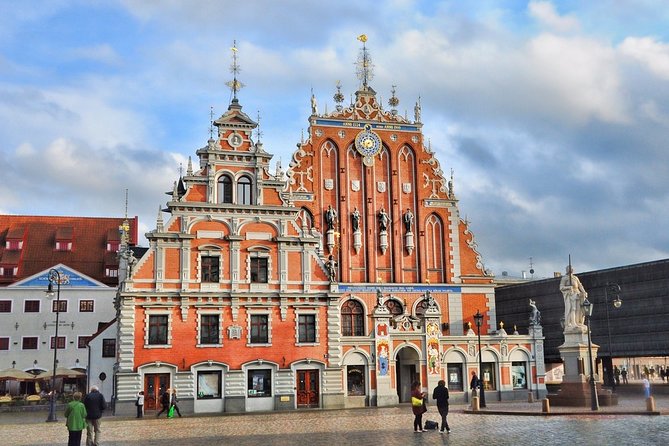 Old Town And Art Nouveau Walking Tour Of Riga - What the reviews reveal about the guiding