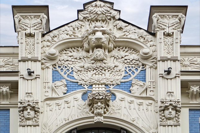 Old Town And Art Nouveau Walking Tour Of Riga - Starting at the House of the Blackheads