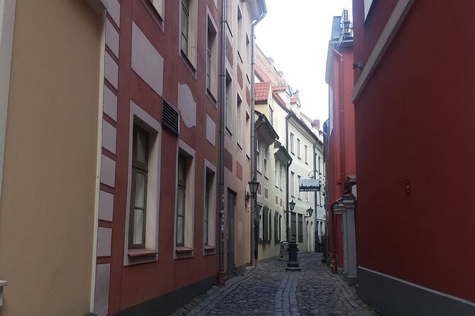 Private Riga Old Town Walking Tour - Cat House: a quick stop with a quirky story