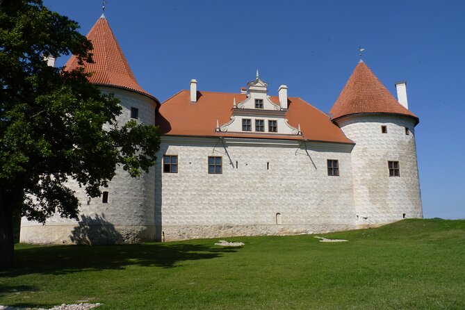 Riga: Hill of Crosses & Guided Rundale Palace with Bauska Castle - Lunch and the French Garden