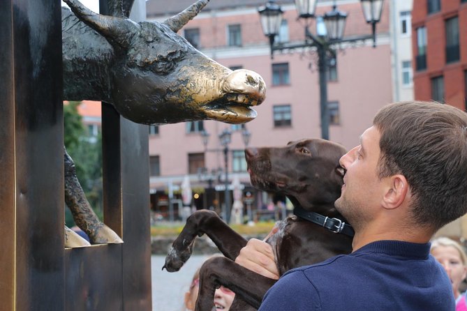 Riga Old Town walking tour - The Cat House and Riga’s famous feline