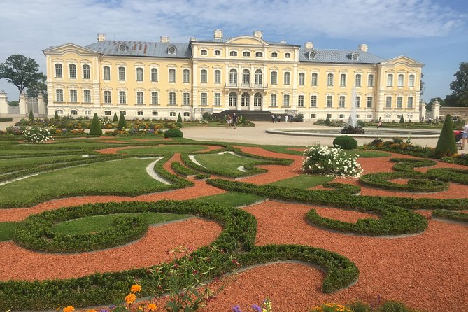 Tour from Riga to Vilnius: Bauska Castle, Rundale Palace and The Hill of Crosses - Crossing into Lithuania at the Hill of Crosses