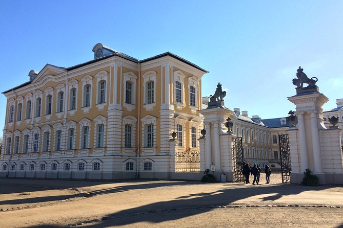 Tour from Riga to Vilnius: Bauska Castle, Rundale Palace and The Hill of Crosses - What the driver-guide adds