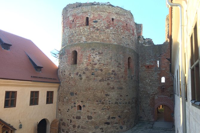 Tour from Riga to Vilnius: Bauska Castle, Rundale Palace and The Hill of Crosses - Comfort, timing, and the border crossing